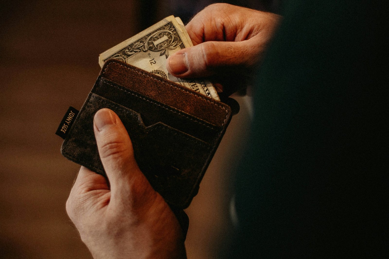 Essential Tips for Selecting Everyday Wallets